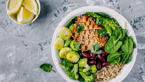 Najważniejszą zasadą tej diety jest komponowanie dobrze zbilansowanych posiłków