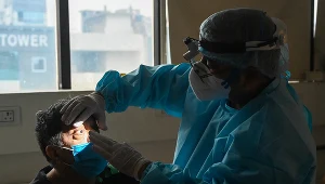 Lekarz bada pacjenta przed operacją usunięcia "czarnego grzyba" w szpitalu w Ghaziabad mukormykoza