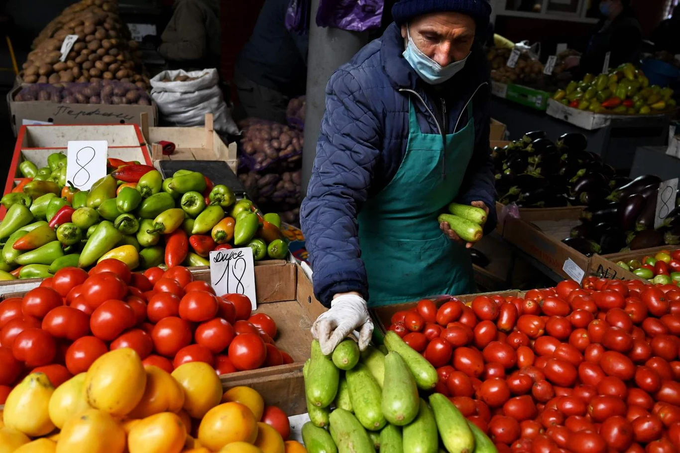 Kobieta sprzedająca warzywa na targu w Kiszyniowie w Mołdawii.