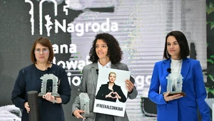 Laureatki nagrody, białoruskie opozycjonistki: Swiatłana Cichanouska (P) i Olga Kovalkova (L) oraz odbierająca w imieniu Maryi Kalesnikawej, jej siostra Taccjana Chomicz (C) podczas uroczystości wręczenia Nagrody Jana Nowaka-Jeziorańskiego na dziedzińcu Zakładu Narodowego im. Ossolińskich we Wrocławiu, fot. Maciej Kulczyński