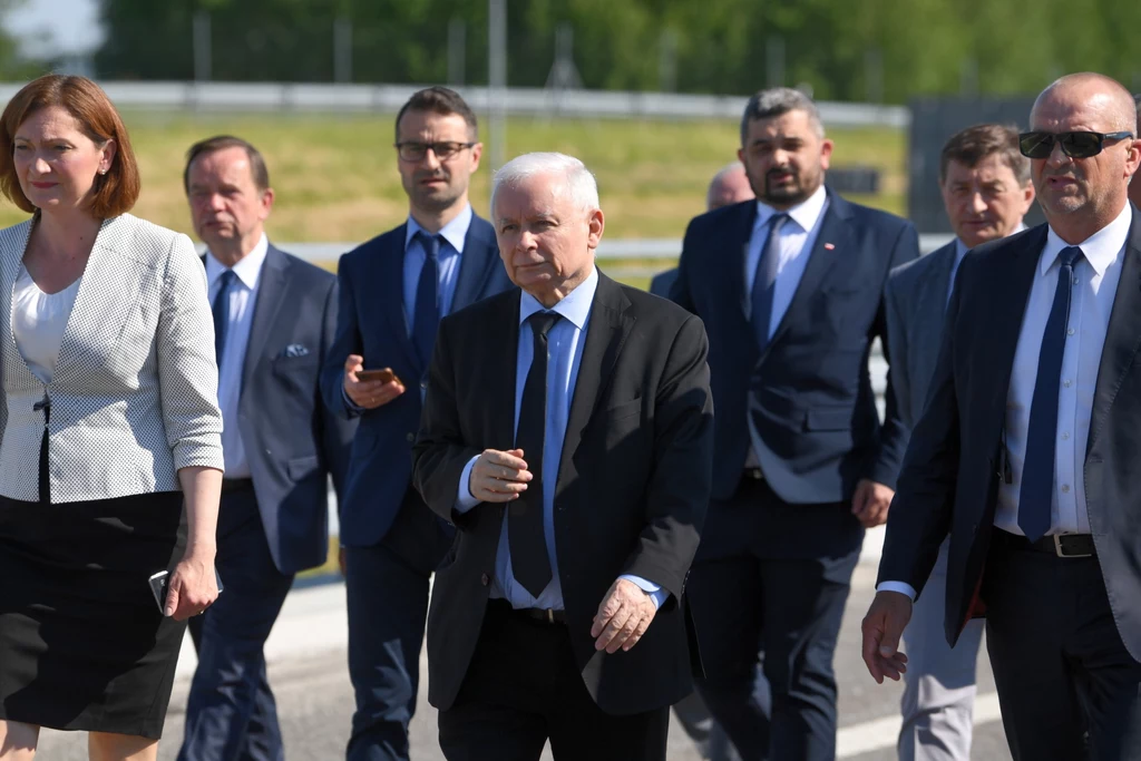 Wicepremier, prezes PiS Jarosław Kaczyński (C), wojewoda podkarpacki, kandydatka na prezydenta Rzeszowa Ewa Leniart (L), posłowie PiS: Krzysztof Sobolewski (3P), Marek Kuchciński (2P) w drodze na konferencję prasową w Rzeszowie Wicepremier, prezes PiS Jarosław Kaczyński (C), wojewoda podkarpacki, kandydatka na prezydenta Rzeszowa Ewa Leniart (L), posłowie PiS: Krzysztof Sobolewski (3P), Marek Kuchciński (2P) w drodze na konferencję prasową w Rzeszowie