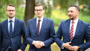Premier Mateusz Morawiecki (C), burmistrz Sanoka Tomasz Matuszewski (P) oraz poseł do Parlamentu Europejskiego Tomasz Poręba (L) podczas wizyty w Sanoku