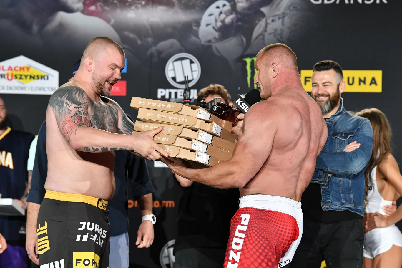 Łukasz "Juras" Jurkowski dostał od Mariusza Pudzianowskiego pizzę oraz butelkę whisky Łukasz "Juras" Jurkowski dostał od Mariusza Pudzianowskiego pizzę oraz butelkę whisky