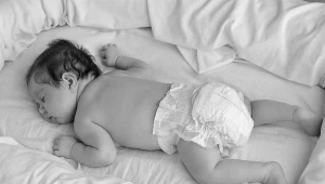 Lepiej dmuchać na zimne i unikać układania dziecka do snu na brzuszku oraz palenia papierosów w domu