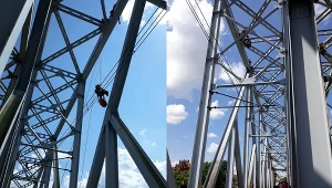 Strażacy sprowadzili mężczyznę, który spał na górze mostu kolejowego