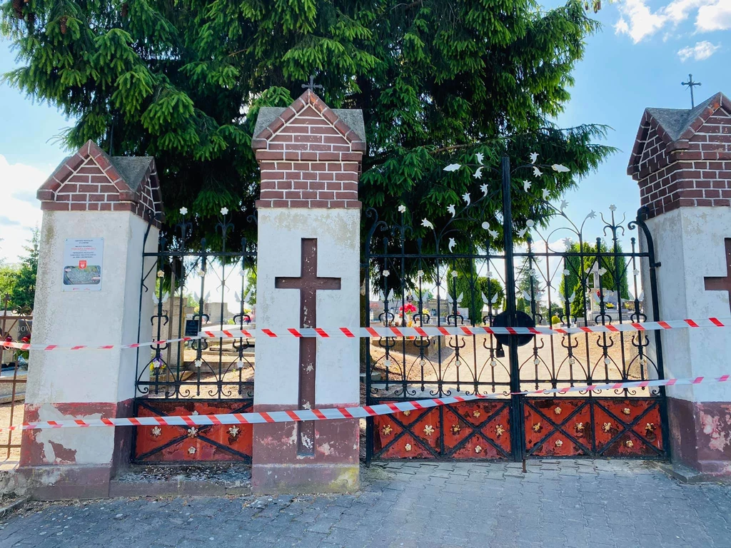Po wypadku z udziałem 5-latki uniemożliwiono wstęp na cmentarz w wielkopolskim Łopiennie (Źródło: gniezno112.pl) Po wypadku z udziałem 5-latki uniemożliwiono wstęp na cmentarz w wielkopolskim Łopiennie (Źródło: gniezno112.pl)
