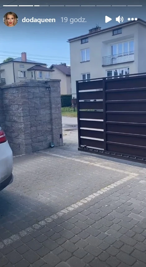 Doda zafundowała rodzicom elektryczną bramę fot. https://www.instagram.com/dodaqueen/ Doda zafundowała rodzicom elektryczną bramę fot. https://www.instagram.com/dodaqueen/