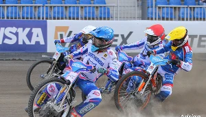 Żużel. Zawodnicy celowo spadają z motocykli. To wina sędziów?