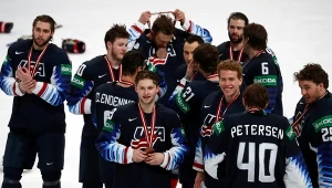 Hokeiści USA świętują zwycięstwo w meczu o brąz MŚ