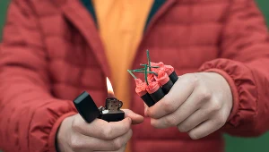 32-latek i jego 35-letni znajomy strzelali petardami z balkonu na podwórko przed budynkiem