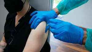 Ponad cztery miesiące po pierwszej dawce szczepionki ryzyko śmierci z powodu Covid-19 spada o 95 procent, a hospitalizacji na intensywnej terapii o 90 procent