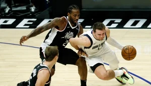 Luka Donczić (z piłką)