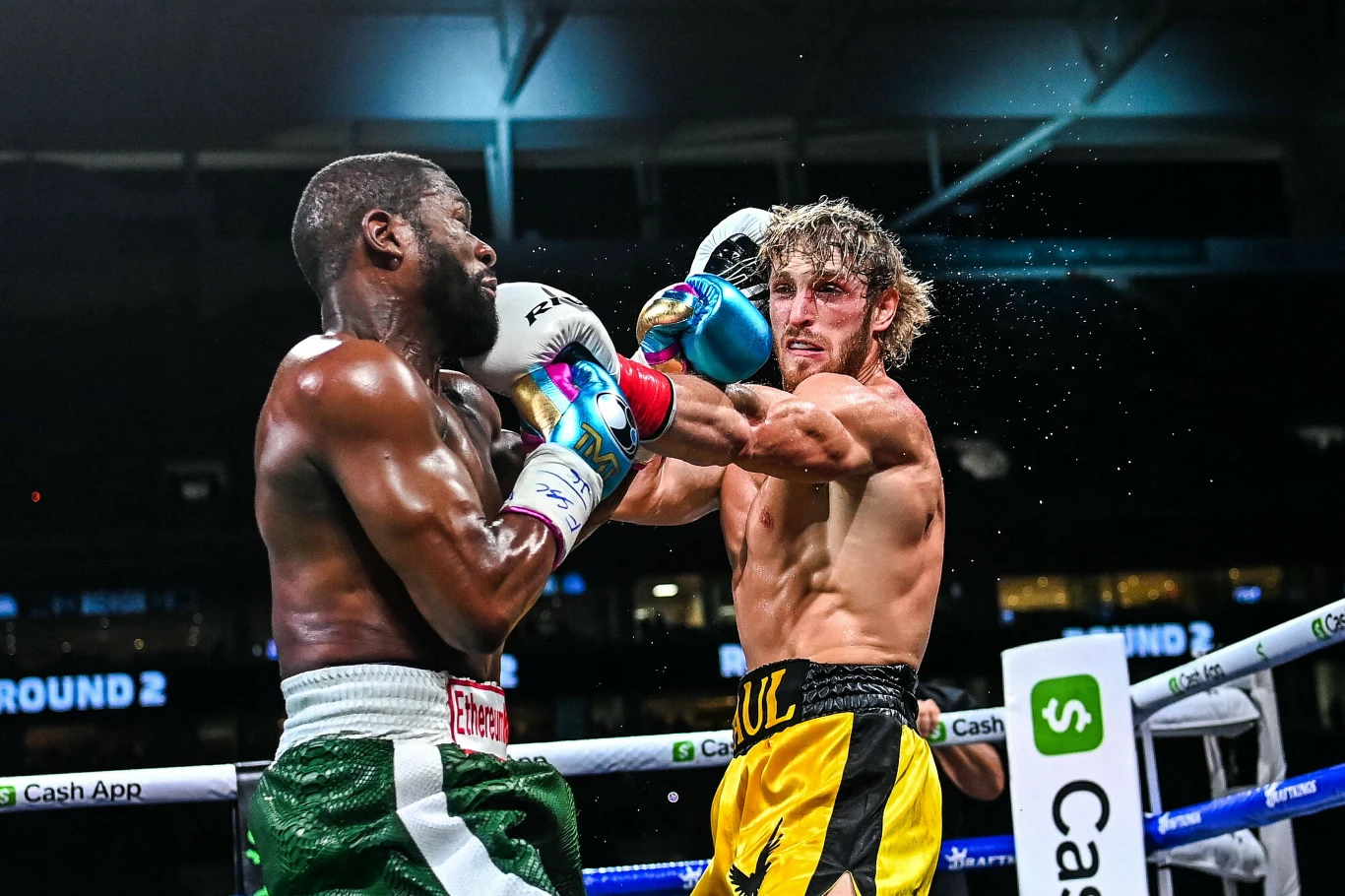 Logan Paul (z prawej) w ringu spędził pełne osiem rund Logan Paul (z prawej) w ringu spędził pełne osiem rund