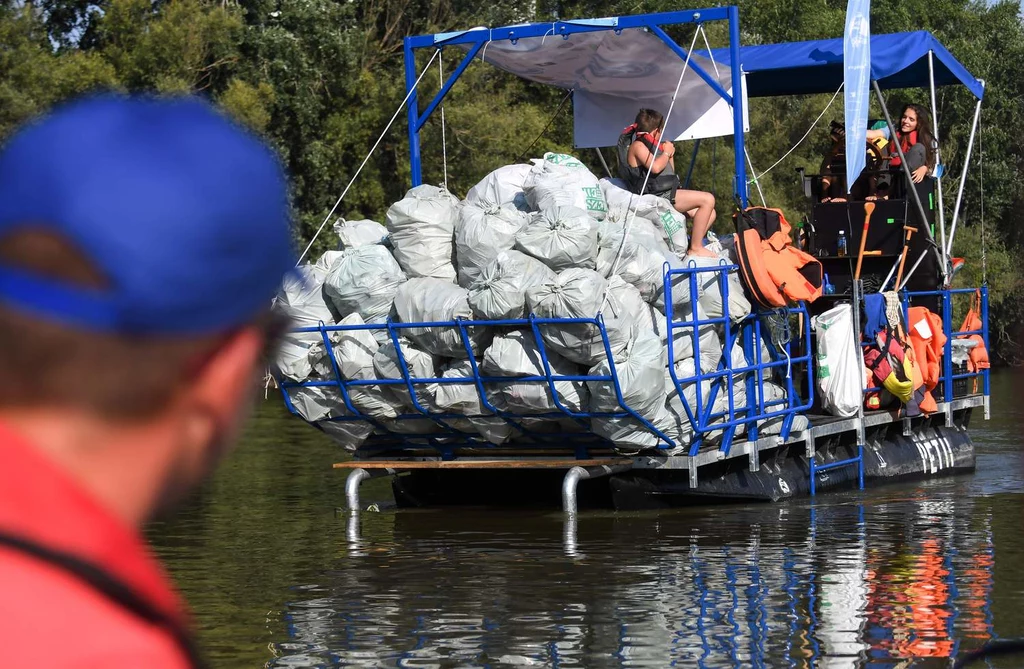 Zbieranie śmieci z węgierskiej części rzeki Cisy, sierpień 2020 r. 