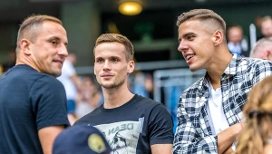 Tomasz Kędziora i Jan Bednarek z Lecha Poznań w towarzystwie Dariusza Dudki