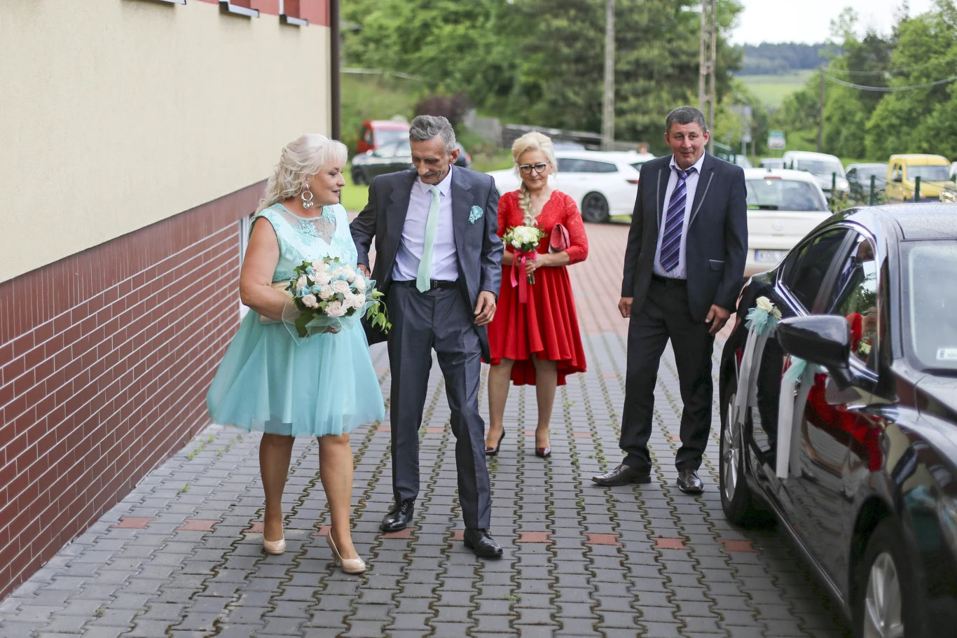 Para młoda przyjechała odświętnie udekorowanym autem fot. Filip Radwański