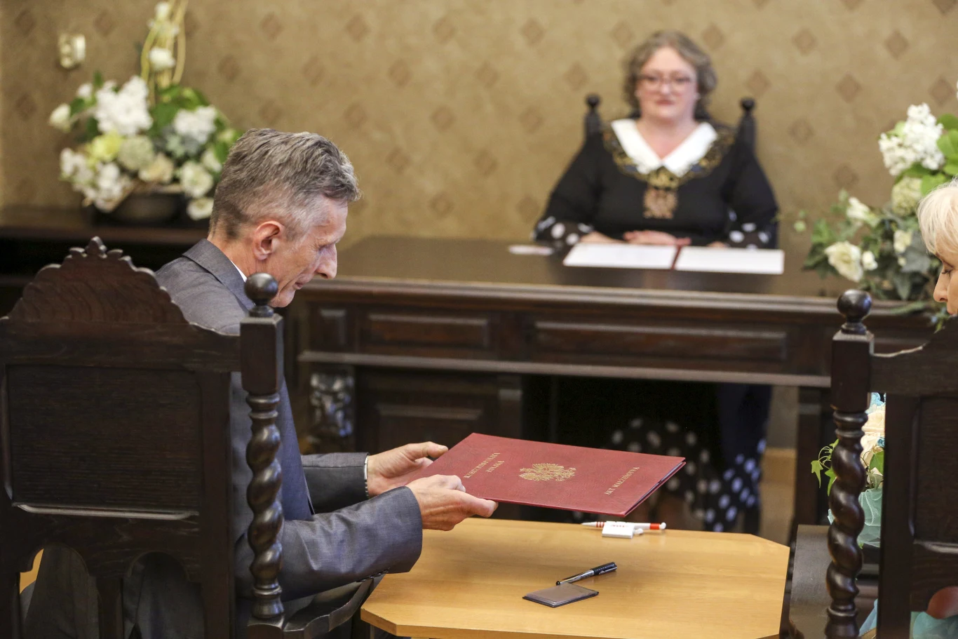 Przekazanie aktu ślubu, fot. Filip Radwański