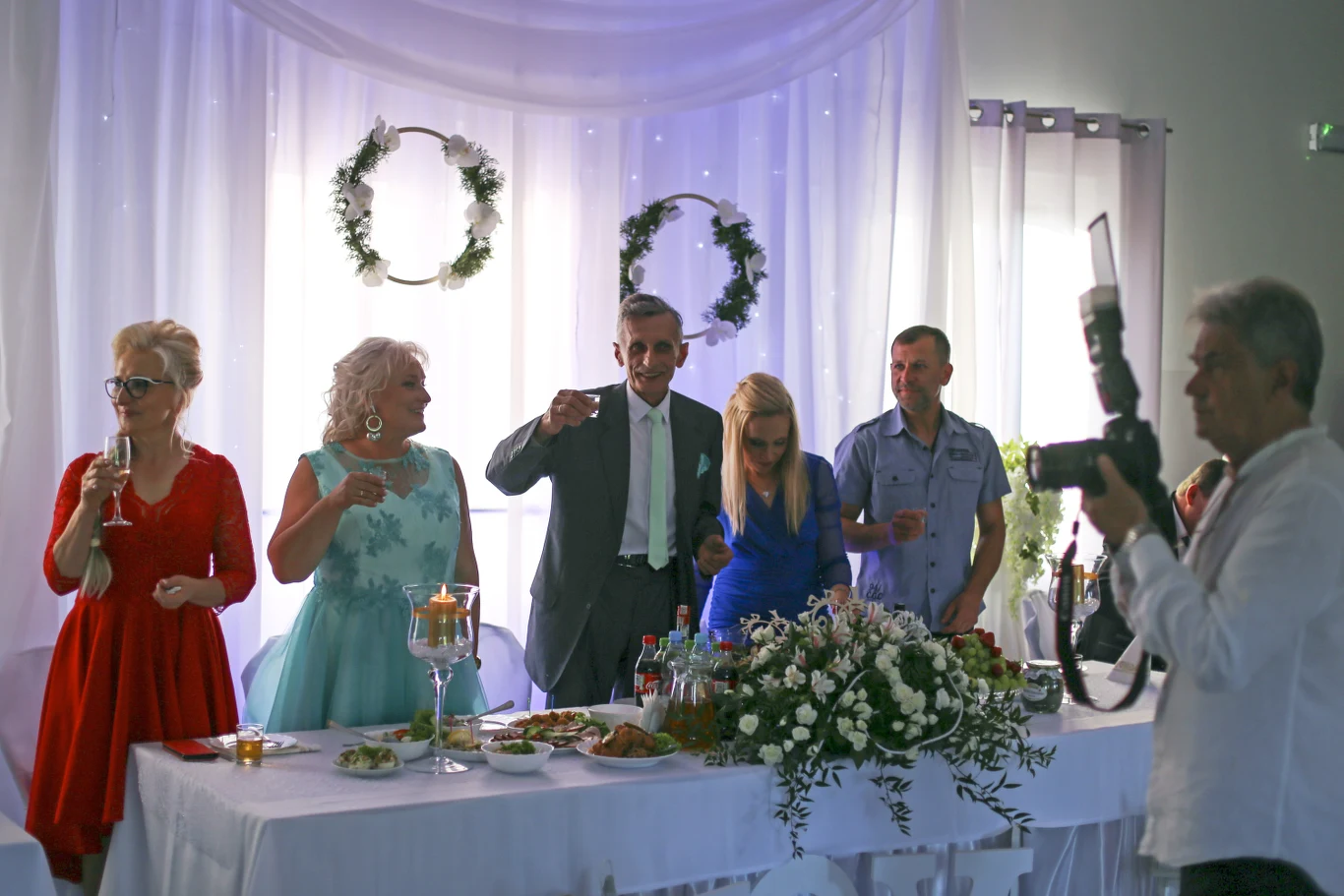 Kameralne przyjęcie weselne odbyło się w remizie strażackiej,  fot. Filip Radwański