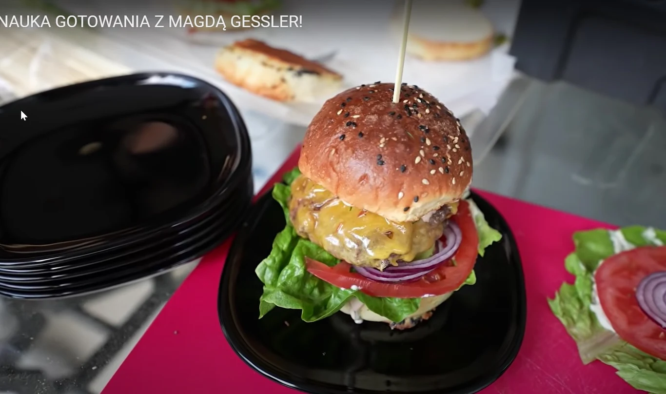 Po wielu przejściach, Ekipie udało się zrobić hamburgery fot. https://www.youtube.com/channel/UCtVy1X-hcxAL2ZlS6TqMQFw Po wielu przejściach, Ekipie udało się zrobić hamburgery fot. https://www.youtube.com/channel/UCtVy1X-hcxAL2ZlS6TqMQFw