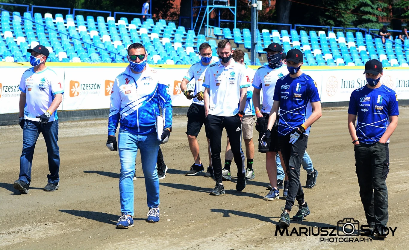 Drużyna 7R Stolaro Stal Rzeszów na obchodzie toru Drużyna 7R Stolaro Stal Rzeszów na obchodzie toru