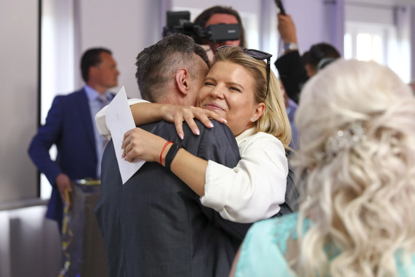 Marta Manowska wita się z uczestnikami "Sanatorium miłości",  fot. Filip Radwański