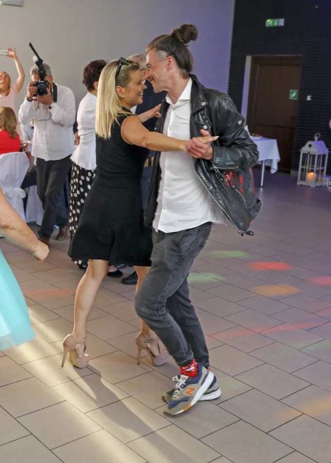 Marta Manowska z partnerem na weselu Adama Siewierskiego