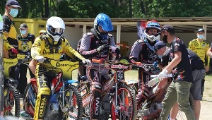 Wiemy, skąd tyle licencji warunkowych. Chodzi też o kasę, a zegar bije