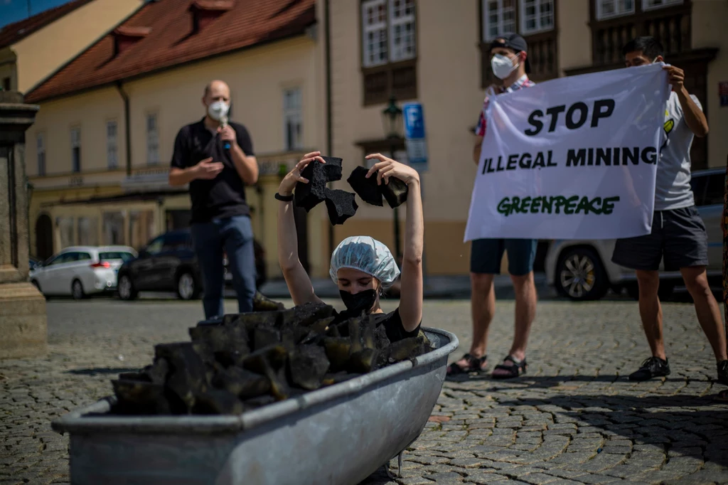 Protest aktywistów Greenpeace'u przeciwko działaniu kopalni Turów. 