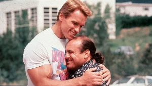 Arnold Schwarzenegger i Danny DeVito w filmie "Bliźniacy"