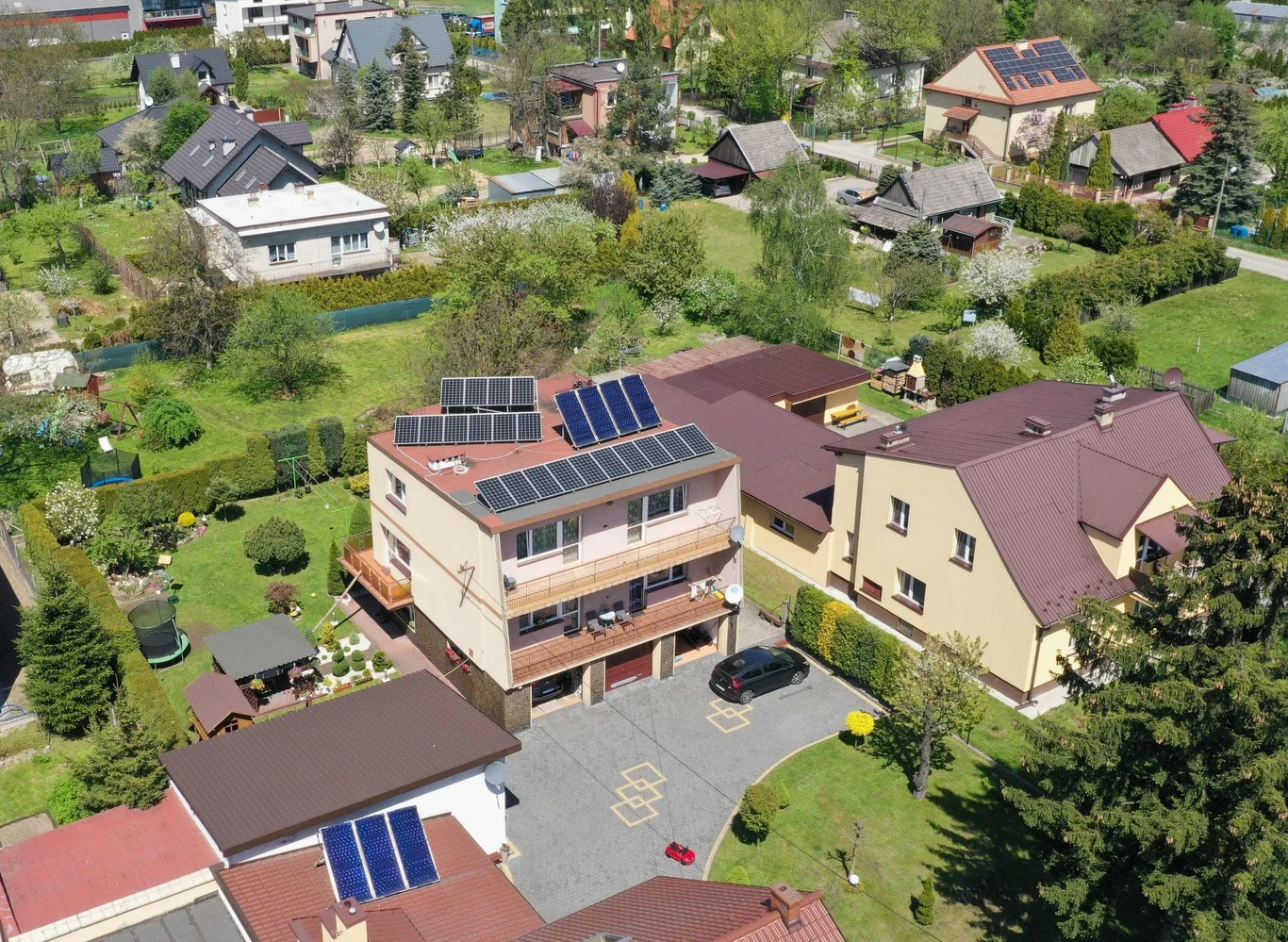 Panele fotowoltaiczne na domie znajdującym się w mieście Skawina. Panele fotowoltaiczne na domie znajdującym się w mieście Skawina.