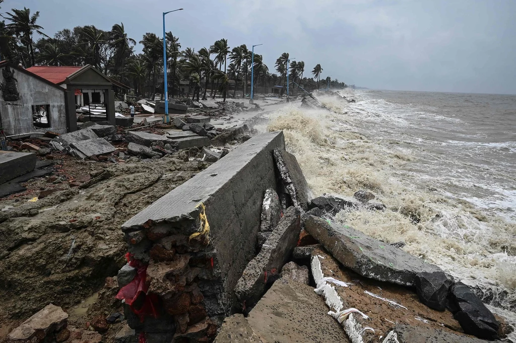 Podtopienia w Indiach po tym jak nad Zatoką Bengalską przeszedł cyklon Yaas. 