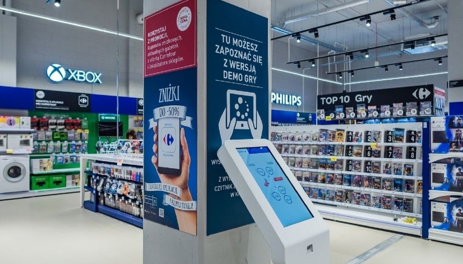 Carrefour promuje paragony elektroniczne. Wnętrze sklepu Carrefour.