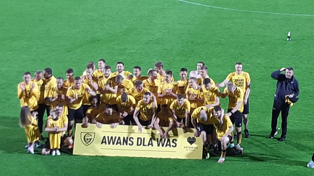 Piłkarze GKS-u Katowice cieszą się z awansu do I ligi po zwycięskim meczu ze Stalą Rzeszów Piłkarze GKS-u Katowice cieszą się z awansu do I ligi po zwycięskim meczu ze Stalą Rzeszów