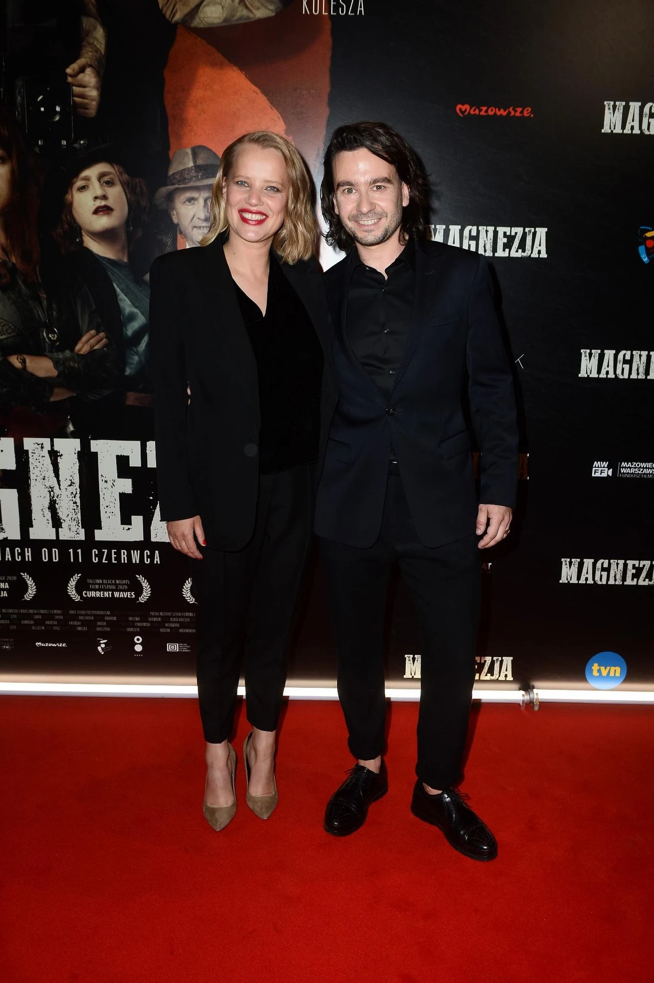 "Obecność tak niesamowitych twórców, od realizatorów po aktorów sprawiła, że atmosfera na planie była wyjątkowo kreatywna. W momencie codziennego przekraczania bram hotelu wszyscy natychmiast wchodzili w świat 'Magnezji', dając mu całe serce, co widać było w niemal każdej scenie" - mówi reżyser Maciek Bochniak (na zdjęciu wraz z Joanną Kulig). 