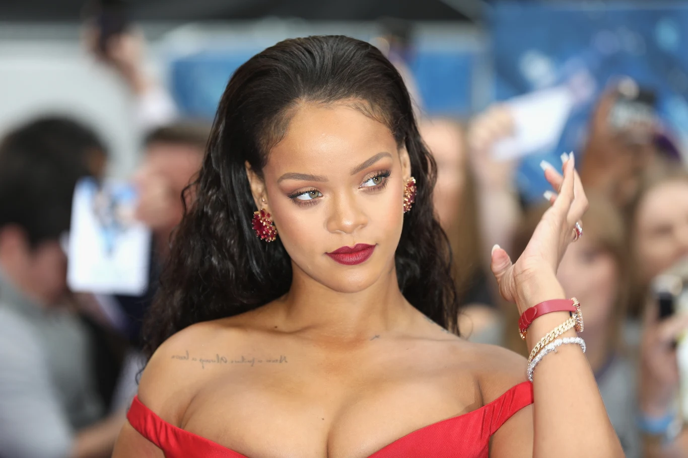 Przypomnijmy, że Rihanna nadal pracuje nad dziewiątym albumem studyjnym, którego mocno wyczekują jej fani. Wokalistka bardzo oszczędnie dzieli się doniesieniami na temat nowego materiału, który powstaje już od kilku lat. Przypomnijmy, że Rihanna nadal pracuje nad dziewiątym albumem studyjnym, którego mocno wyczekują jej fani. Wokalistka bardzo oszczędnie dzieli się doniesieniami na temat nowego materiału, który powstaje już od kilku lat.