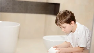 Zazwyczaj pierwszym objawem zarażenia się rotawirusem jest gorączka. Po kilku godzinach pojawiają się biegunka. Odwodnienie jest szczególnie grożeń u dzieci