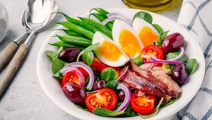 Można jeść jajka, chude mięso, ryby i owoce morza, oraz warzywa i strączki