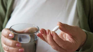 Kwas acetylosalicylowy podrażnia śluzówkę żołądka, co jest szczególnie niebezpieczne u osób z chorobą wrzodową