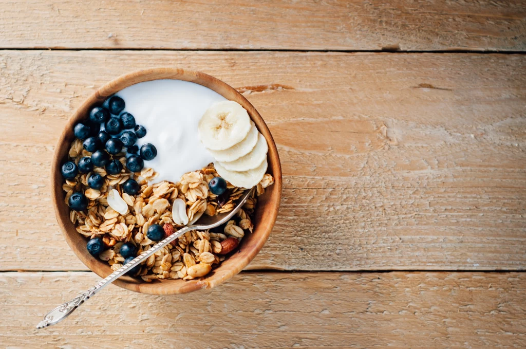 Granola z orzechami to pomysł na urozmaicenie śniadań. Dodatkiem mogą być ulubione owoce, jogurt, czy mleko.