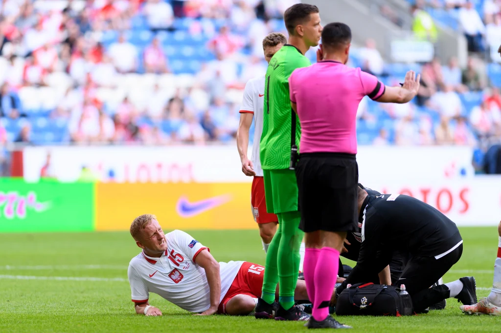 Kamil Glik po starciu z rywalem był obolały, chciał zmiany, ale wytrwał do końca Kamil Glik po starciu z rywalem był obolały, chciał zmiany, ale wytrwał do końca