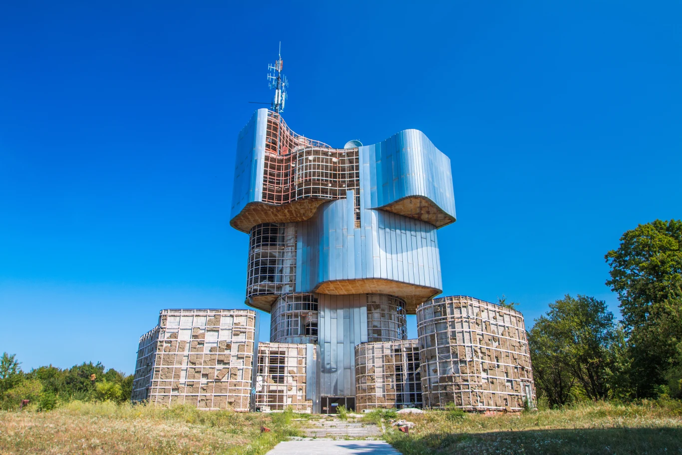 Spomenik na Mali Petrovac w masywie Petrova Gora Spomenik na Mali Petrovac w masywie Petrova Gora