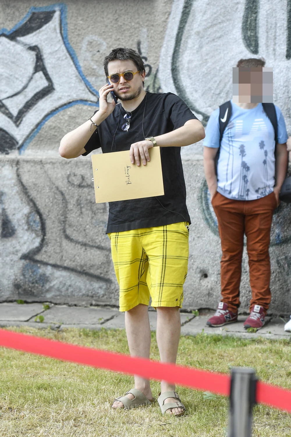 Marcin Mann na odsłonięciu muralu Kory w dniu jej 70. urodzin Marcin Mann na odsłonięciu muralu Kory w dniu jej 70. urodzin