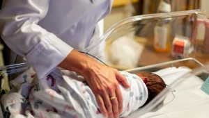 Cesarskie cięcie. Jak się przygotować i jak przebiega poród?