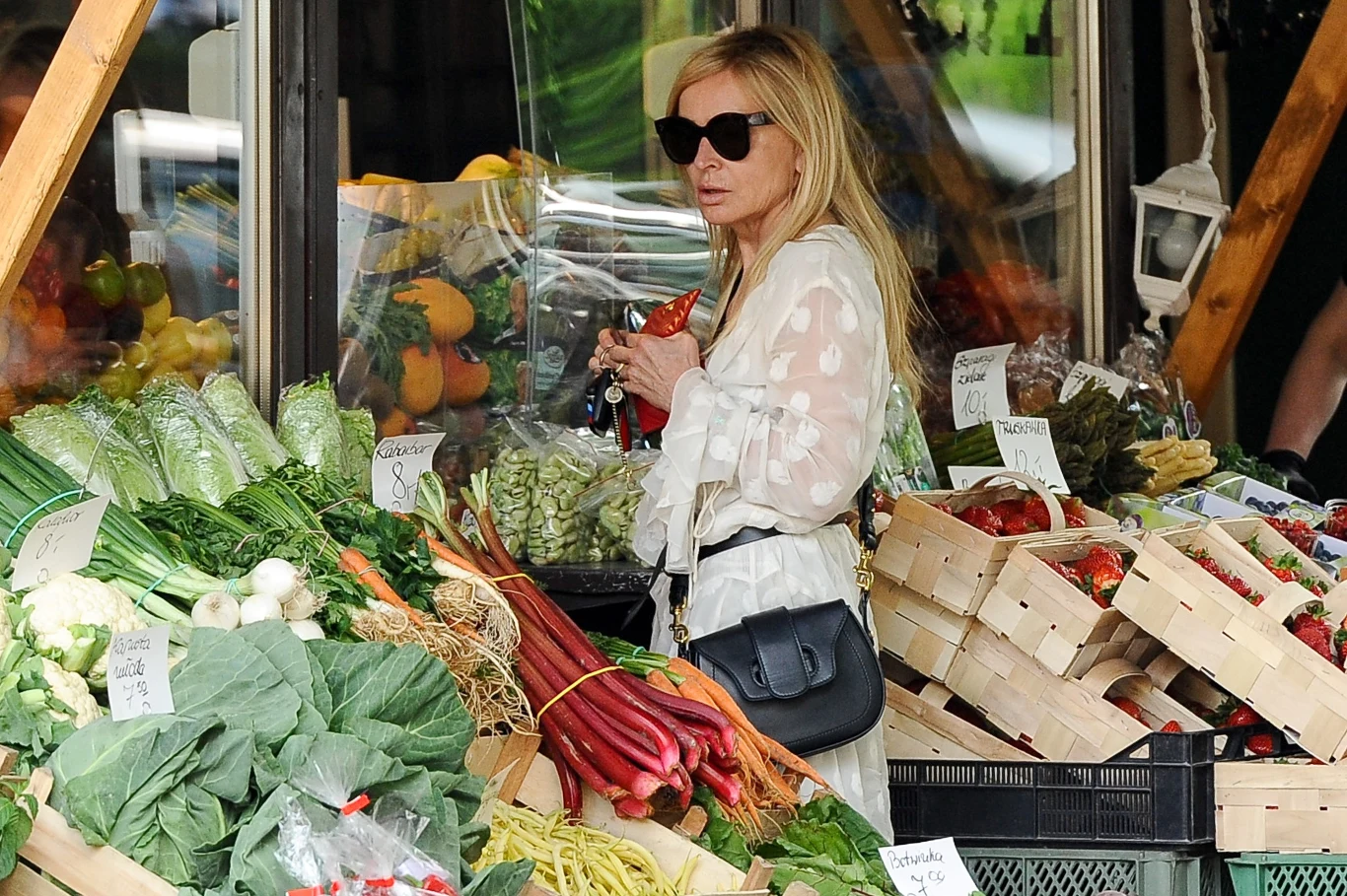 Wystrojona Monika Olejnik robi zakupy w warzywniaku Wystrojona Monika Olejnik robi zakupy w warzywniaku