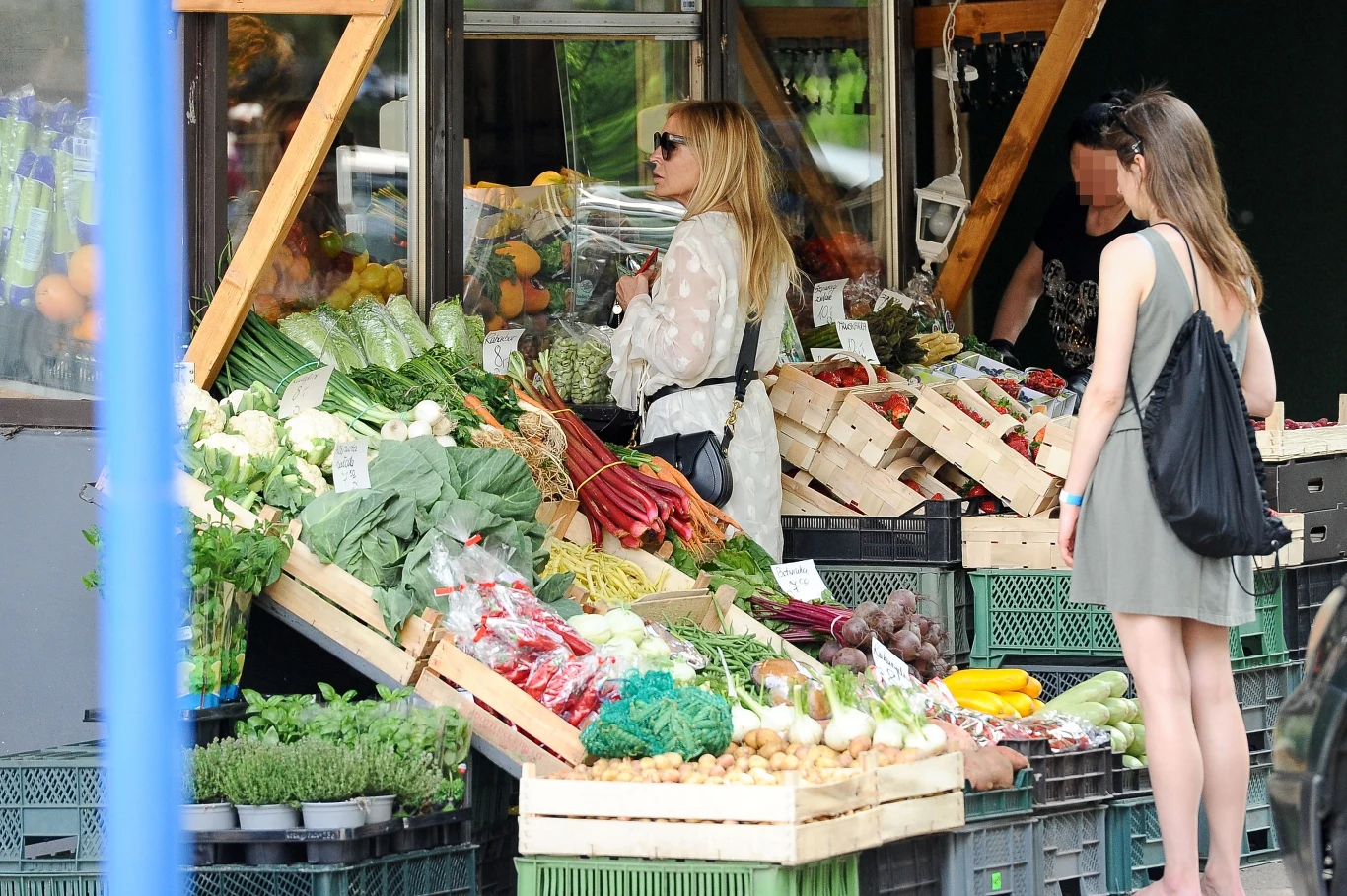 Wystrojona Monika Olejnik robi zakupy w warzywniaku Wystrojona Monika Olejnik robi zakupy w warzywniaku