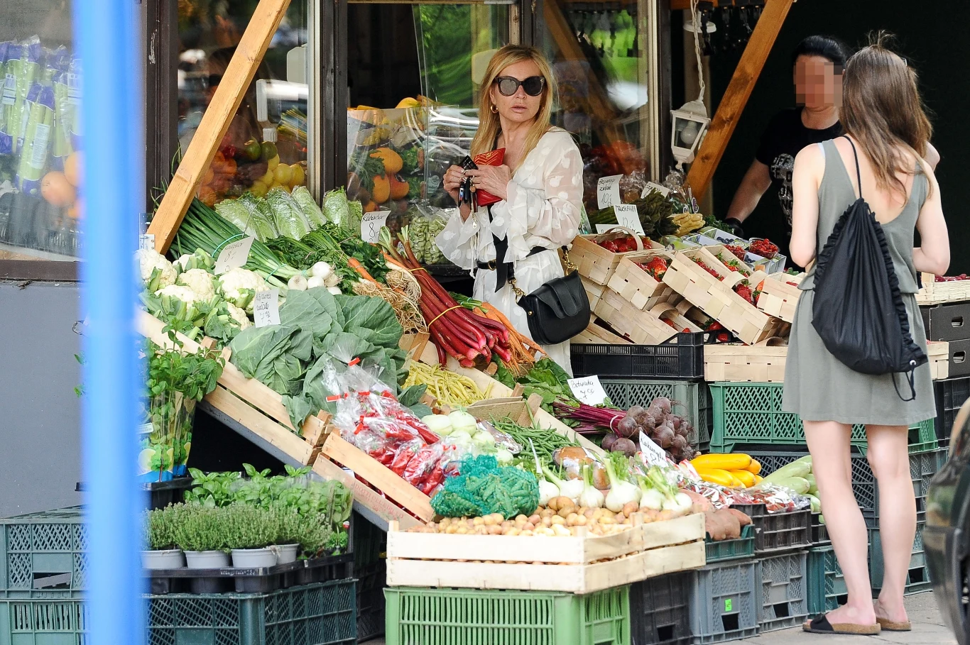 Wystrojona Monika Olejnik robi zakupy w warzywniaku Wystrojona Monika Olejnik robi zakupy w warzywniaku