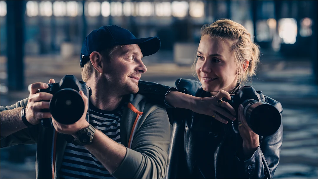 Ona jest w trakcie życiowej przemiany i przebojowo stawia pierwsze kroki w zawodzie paparazzi. On też chce żyć na własnych zasadach i uwolnić się od blasku fleszy, co może okazać się trudniejsze, niż przypuszcza. Między bohaterami zaiskrzy jedynie ulotna "miłość na pierwszą stronę", czy wielkie uczucie na całe życie?