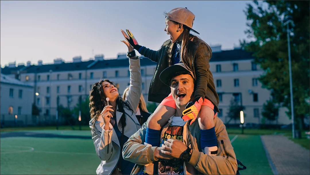 "Miłość na pierwszą stronę" produkuje TFP na zlecenie Telewizji Polsat, Cyfrowego Polsatu oraz Polkomtela. Za dystrybucję w kinach odpowiada Dystrybucja Mówi Serwis.
