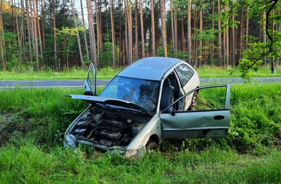 Stary Mitsubishi Colt jest wart grosze, ale brat na pewno się nie ucieszył...