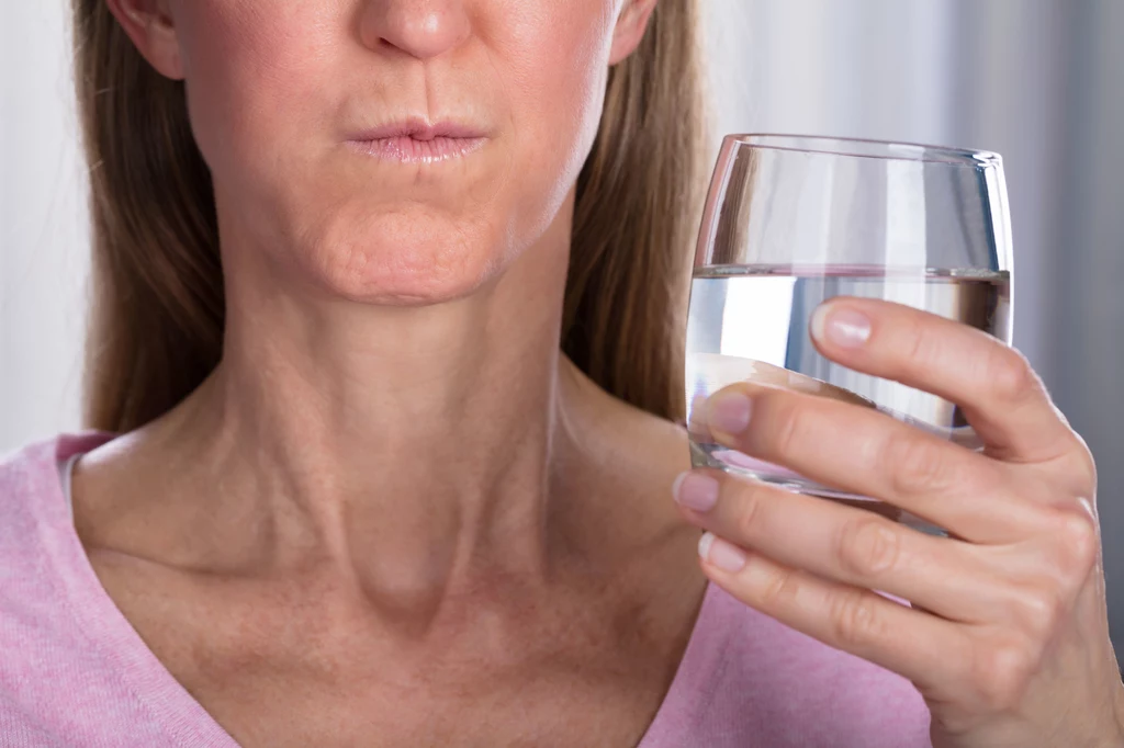 Domowy płyn do płukania ust: Woda, sól i soda